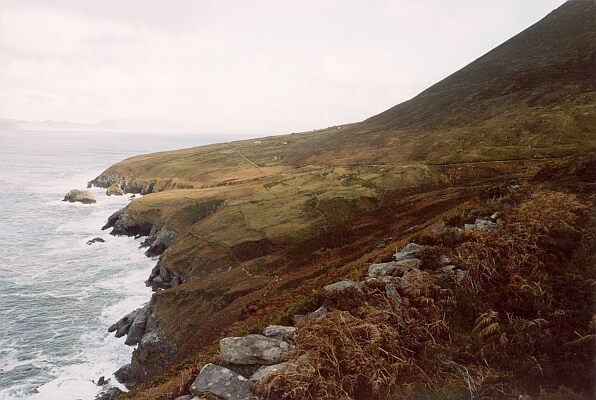 xx blick von berg auf häuser und dingle bay